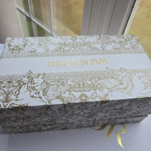 Dior White Embossed 2-Piece Candle Set in Decorative Box - Picture 3 of 6